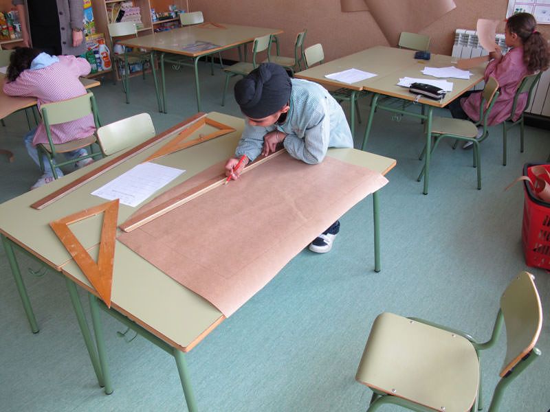 Dibuixant i retallant les formes en paper a escala 1:1 
