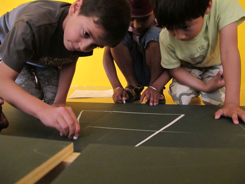 El gran joc El Constructors amb alumnes de La Síni en l'espai expositiu
